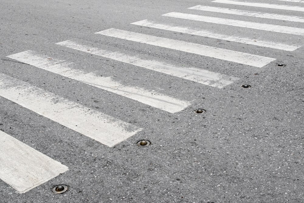 Groźny wypadek w Myślenicach: Motocyklista na przejściu potrącił pieszego