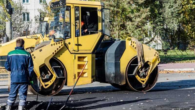 Nowa infrastruktura na ul. Morcinka – chodnik i ścieżka rowerowa w budowie