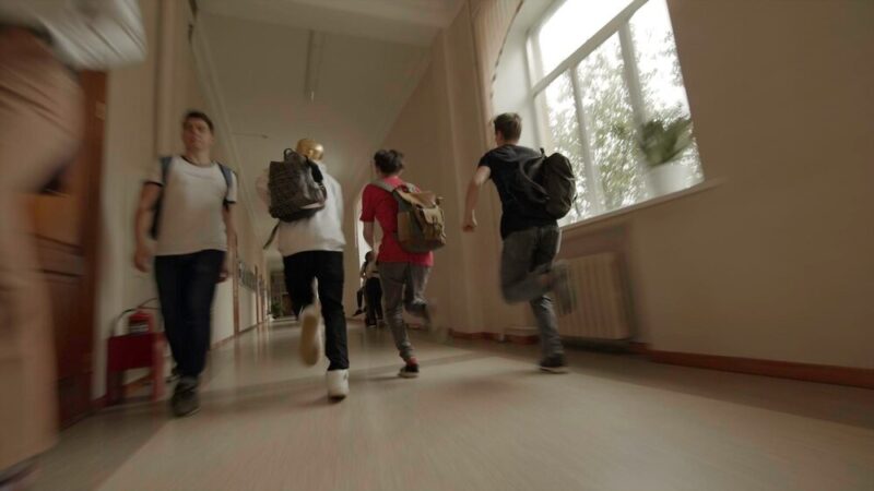 #DzielnicowyBliżejNas. Policjanci z powiatu krakowskiego z wizytą w Szkole Podstawowej w Minodze oraz Przedszkolu Samorządowym w Modlniczce
