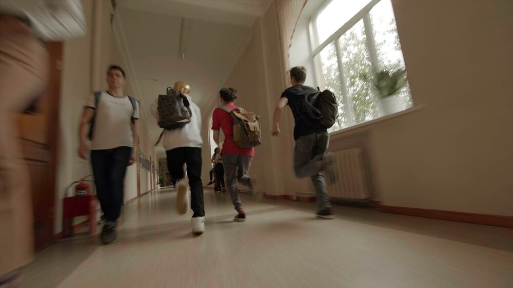 #DzielnicowyBliżejNas. Policjanci z powiatu krakowskiego z wizytą w Szkole Podstawowej w Minodze oraz Przedszkolu Samorządowym w Modlniczce
