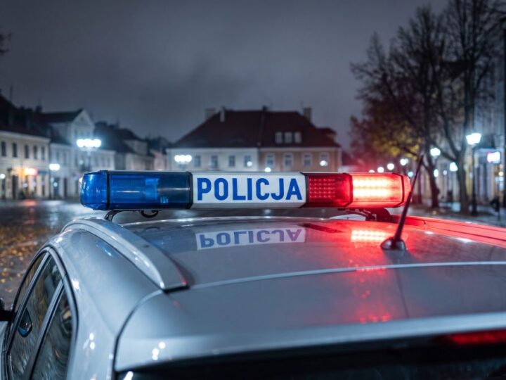 Jesienne wyzwania na drogach: Jak bezpiecznie jeździć w deszczu i mgle?