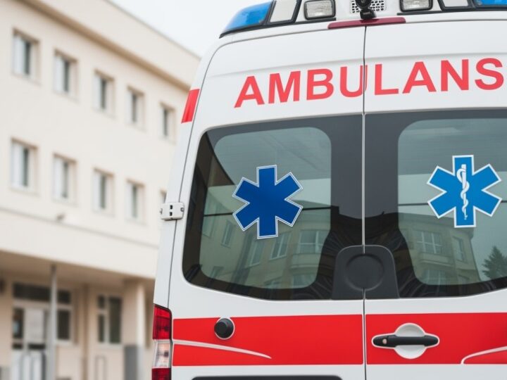 Nieprzytomny mężczyzna nie oddychał. Policjanci z Nowego Targu uratowali mu życie