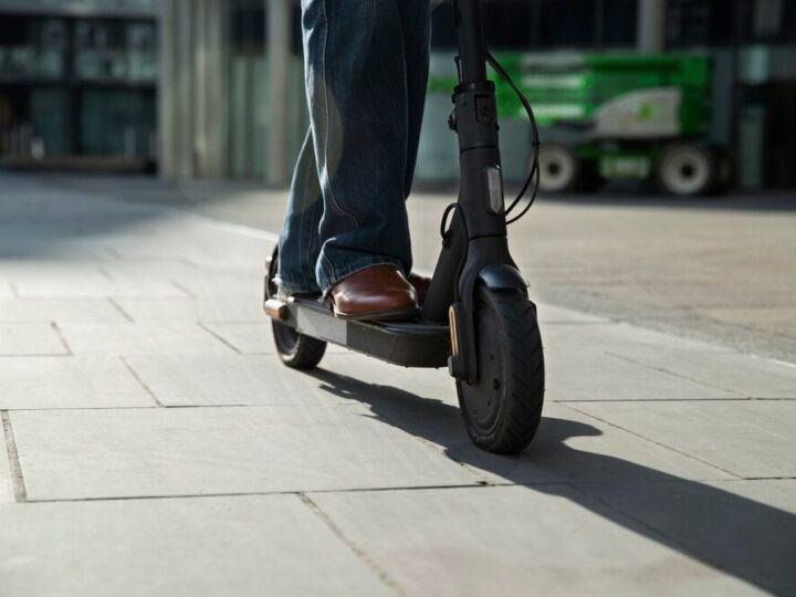 Mężczyzna na hulajnodze elektrycznej w Wadowicach z mandatem za jazdę po alkoholu