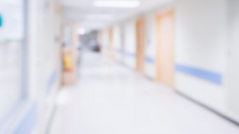 Szybka interwencja w Oświęcimiu: Dzielnicowy i pielęgniarka ratują życie mężczyzny z epilepsją
