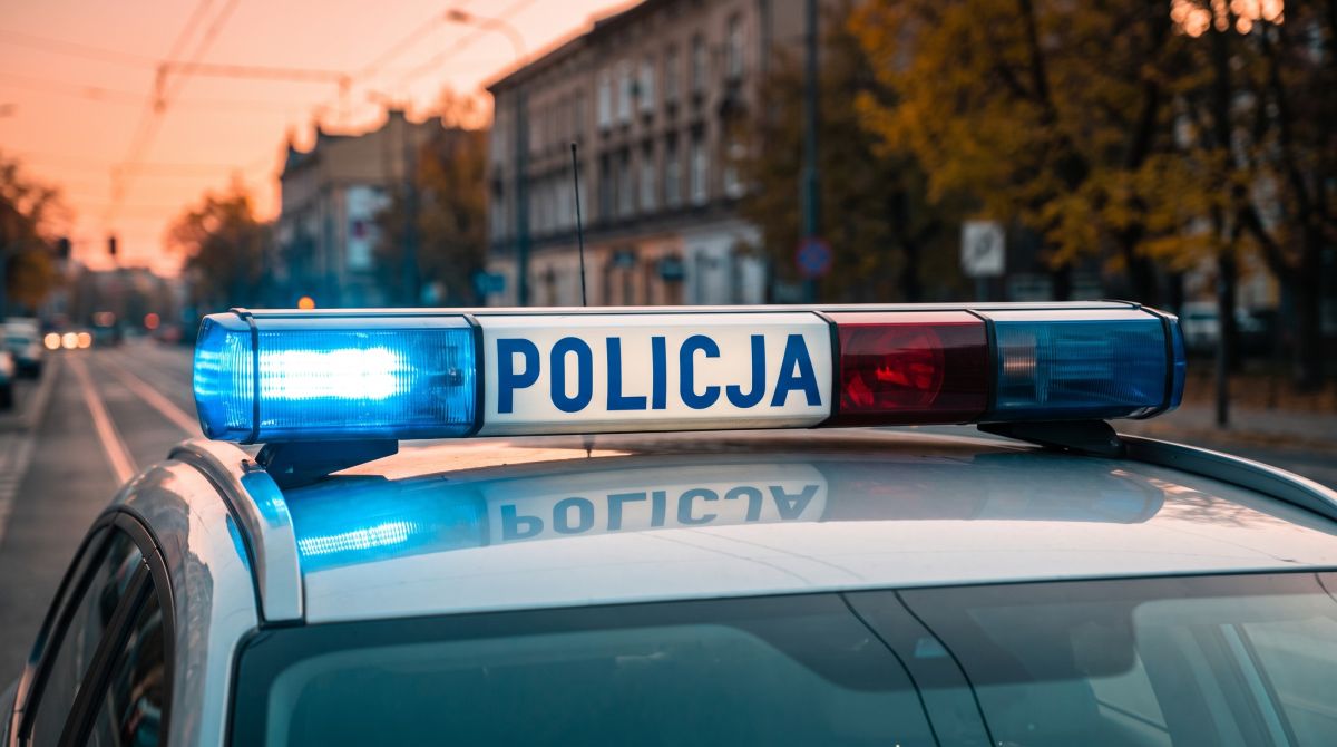 Dron policyjny monitoruje przestrzeganie przepisów drogowych na nowym rondzie