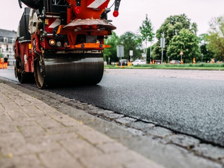 Rozbudowa ul. Czerwone Maki: nowe miejsca postojowe i lepsza infrastruktura